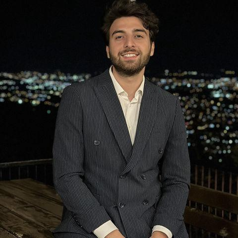 Ahmet Talha Beşler: Genç Girişimci ve At Severler İçin Özgün Tasarımcı
At sevgisi ve tekstil bilgisini birleştirerek oluşturduğu ürünlerle, at severlerin ihtiyaçlarını karşılamanın yanı sıra onlara ilham verici bir deneyim sunmaktadır. Ahmet Talha Beşler’in hikayesi, tutku, azim ve yenilikçilikle dolu bir başarı öyküsüdür.