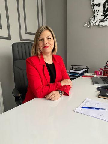 Sema Gökdeniz: Deneyimli İngilizce Öğretmeni ve Eğitim Yöneticisi
Sema Gökdeniz, 2006 yılında Anadolu Üniversitesi İngilizce Öğretmenliği Bölümü'nden mezun oldu. Eğitim hayatını başarıyla tamamladıktan sonra, İngilizce öğretmeni olarak kariyerine adım attı. 