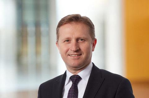 Şarman, Türkiye Gıda ve İçecek Sanayi Dernekleri Federasyonu (TGDF) Yönetim Kurulu Başkanlığı ve Dünya Meyve Suyu Birliği (IFU) Başkan Yardımcılığı'nın yanı sıra Birleşmiş Milletler bünyesindeki Gıda ve Tarım Örgütü'nde (FAO) Özel Sektör Danışma Grubu Üyesi olarak da çalışmalar yapıyor.