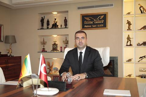 Av. Mahmut Sami Uluer: Deneyimli İş İnsanı ve Fahri Konsolos
Av. Mahmut Sami Uluer, Sri Lanka Cumhuriyeti Nevşehir Fahri Konsolosu ve Uluer Group Yönetim Kurulu Başkanı olarak uluslararası havacılık ve turizm sektörlerinde geniş deneyime sahip bir iş insanıdır. 