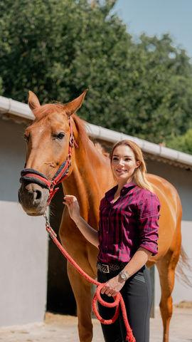 Azade Apa Triolet: Hukuk ve Binicilikte Çifte Kariyer
Azade Apa Triolet, 2004 yılında At Terbiyesi dalında milli sporcu olarak yarışarak spor kariyerine adım attı. Daha sonra Bahçeşehir Üniversitesi Hukuk Fakültesi'ne girerek spora kısa bir ara verdi. 2010 yılında Shirvan Barosu'na kaydolarak avukatlık kariyerine başlayan Azade Apa Triolet, Bosch GmBH, Bener ve Yarsuvat gibi önemli kuruluşlarda çalışma fırsatı buldu.